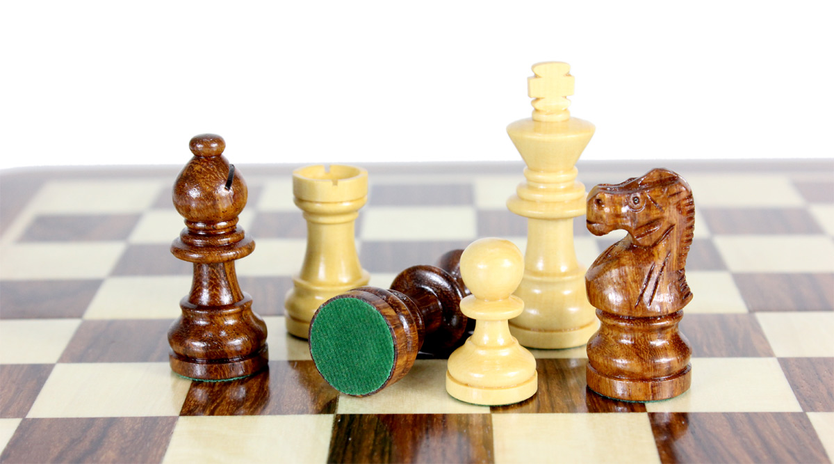 All chess pieces have felted bottom. The weight of the chess set is 1.74 lbs (790 grams)